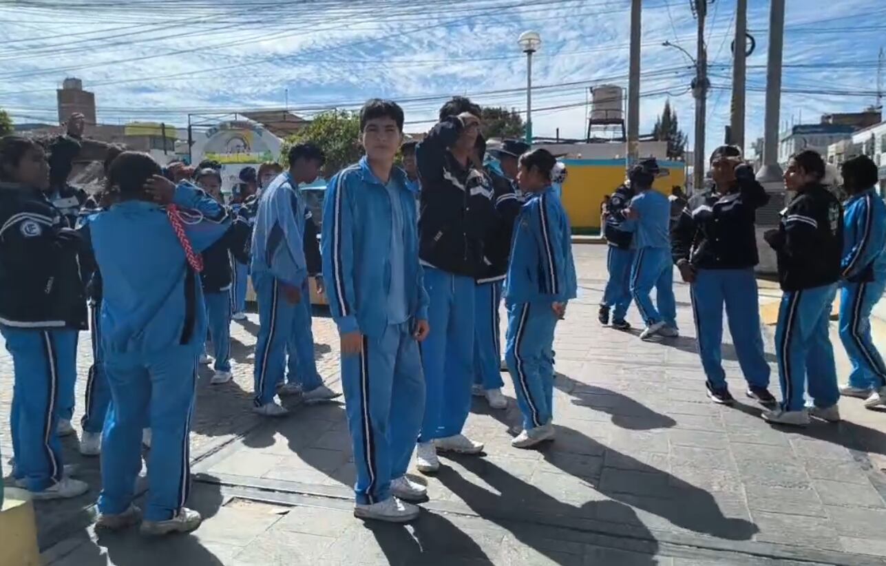 Estudiantes se retiran tras esperar una hora a congresista María Agüero en Majes