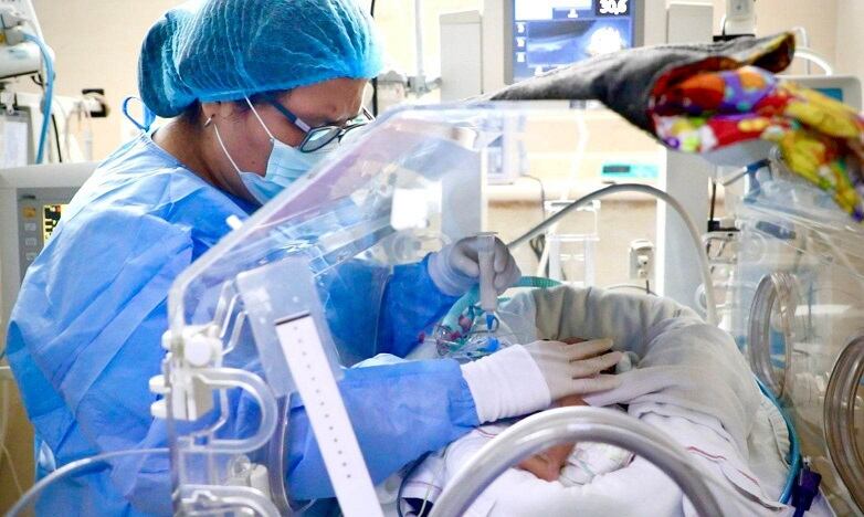 Esta unidad está conformada por médicos neo neonatales, pediatras, enfermeras especializadas en la atención de bebés en estado crítico con diversas patología.