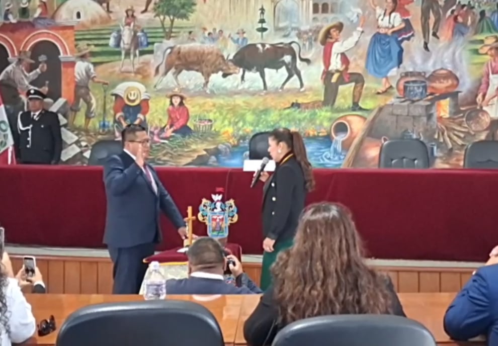 Julian Chipana asumió funciones como regidor accesitario en ceremonia protocolar