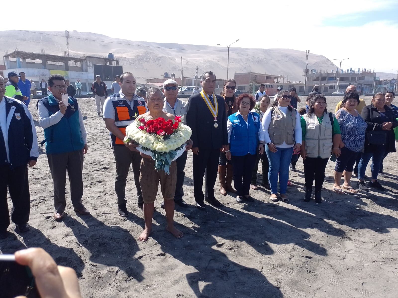 Con ayuda de un pescador se colocaron los arreglos florales en el mar. (FOTO: DIFUSIÓN)