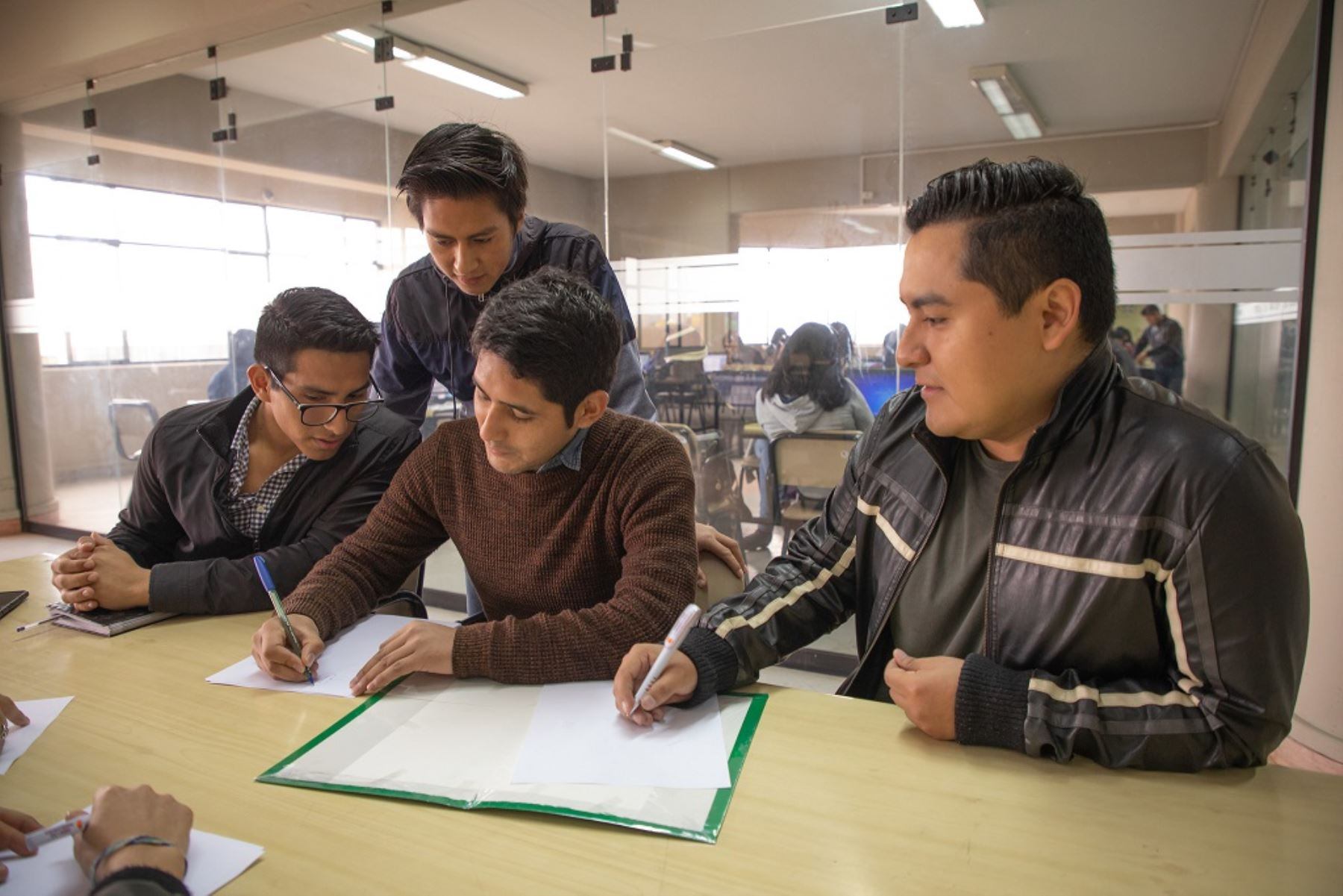 Los trabajadores del Ejecutivo están obligados a transitar al régimen Servir.