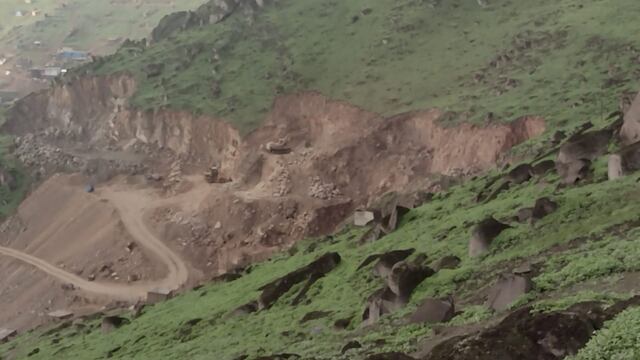 Reportan que maquinaria pesada hace excavaciones en las Lomas de Mangomarca