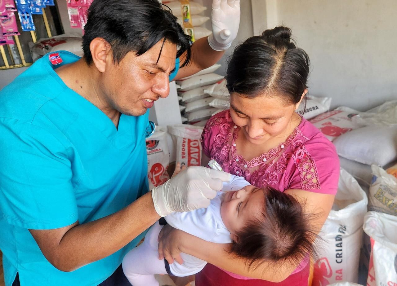 Vacunan casa por casa