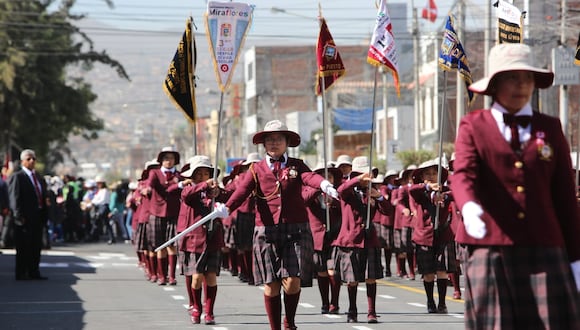 Estudiantes de Arequipa participan del desfile organizado por Fiestas Patrias. (Foto: Leonardo Cuito)