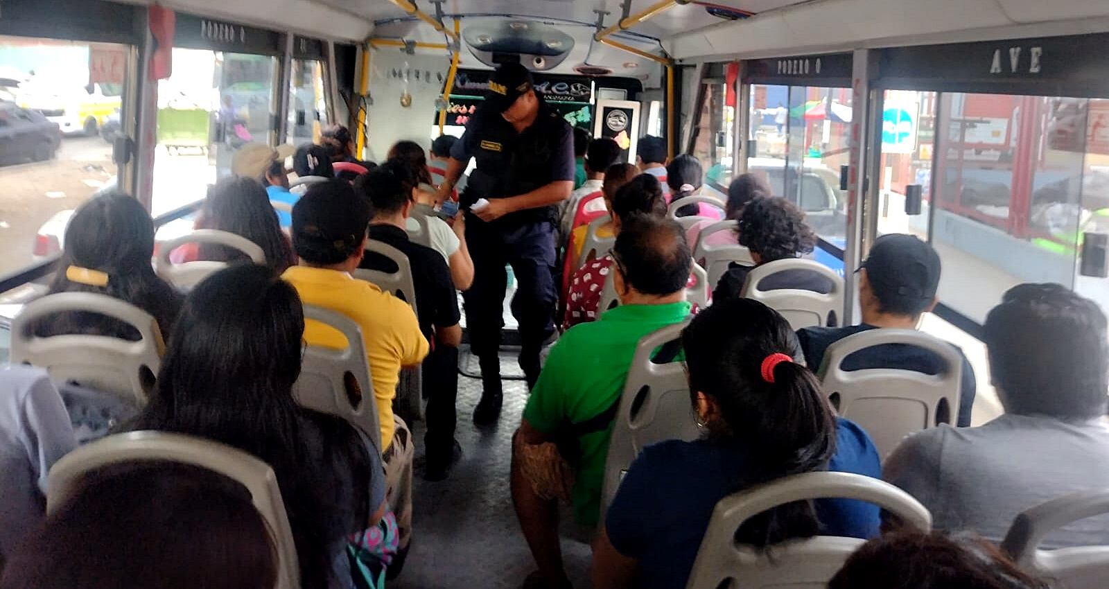 Suben a los vehículos de servicio público y conversan con los ciudadanos y les dejan tarjetas con los números de teléfono de la central de emergencias.