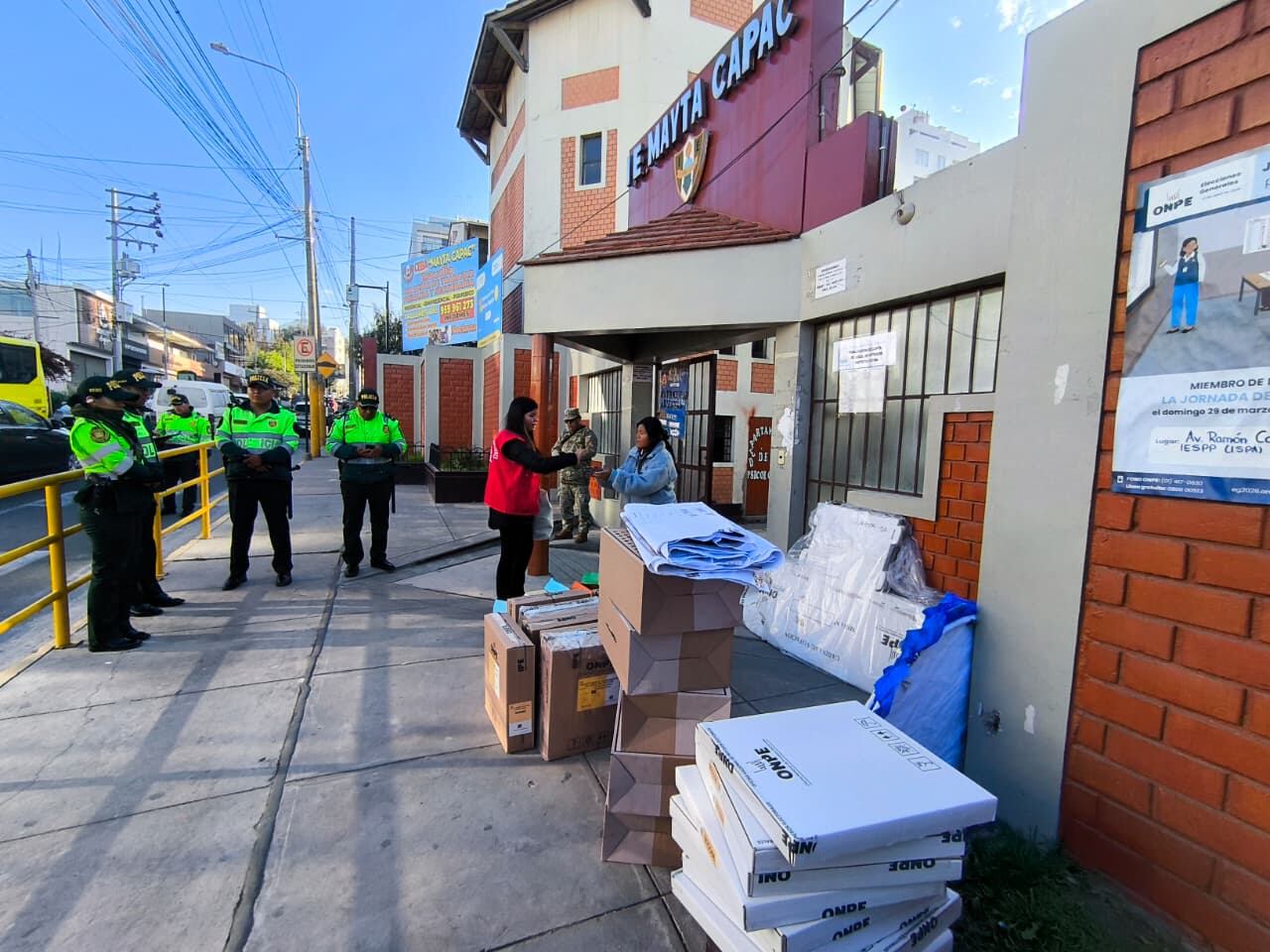 Personal de ONPE aún no deja locales de votación y escolares llegan a colegios en Arequipa (Foto:GEC)