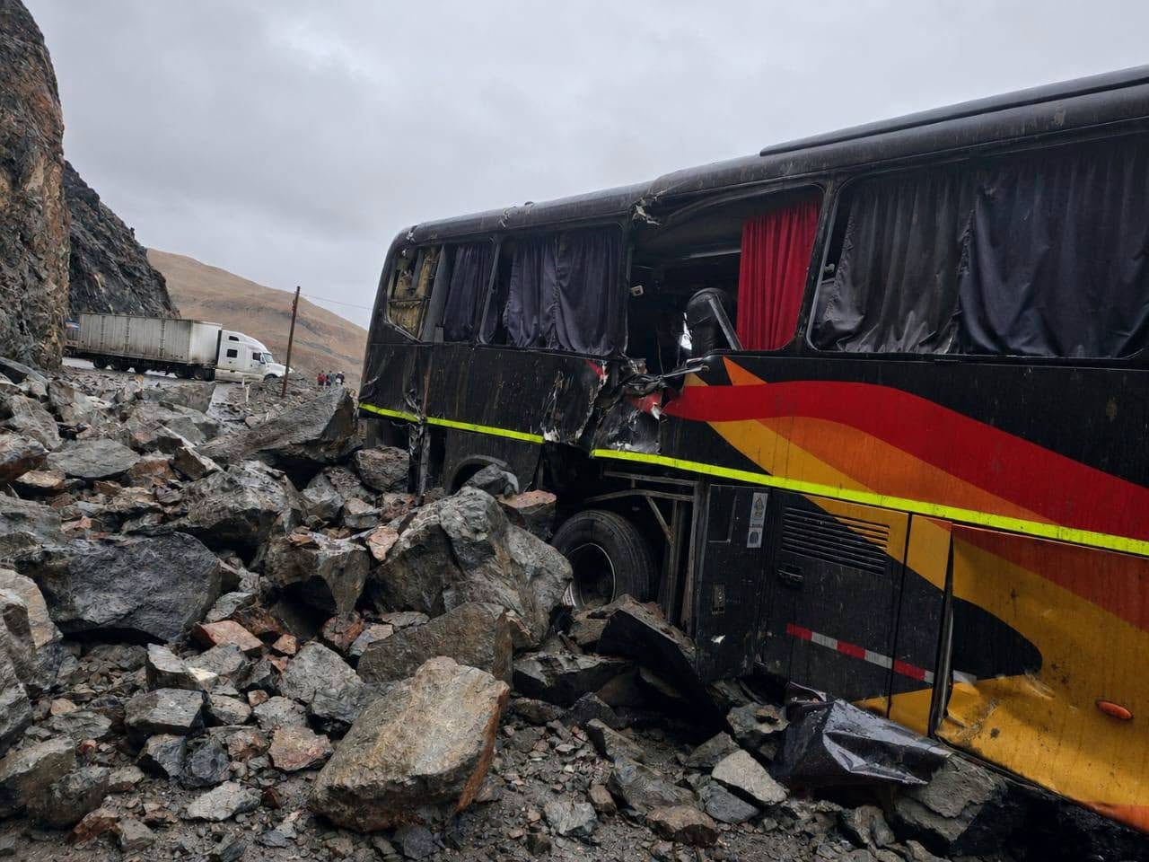 Desprendimiento de rocas dañó el bus de pasajero interregional en la Panamericana Sur