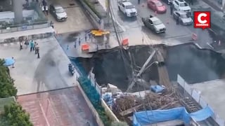Un impactante socavón de 50 metros colapsó una concurrida calle en Tailandia (VIDEO)