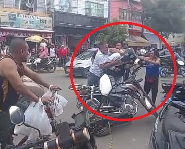 Vendedores se enfrentan con informales.