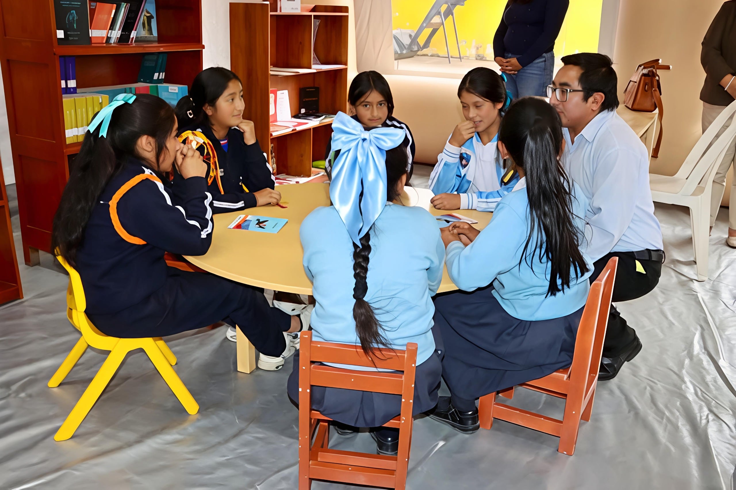 La biblioteca itinerante, implementada por la Casa de la Literatura Peruana, beneficiará a más de 16 mil estudiantes de la provincia.