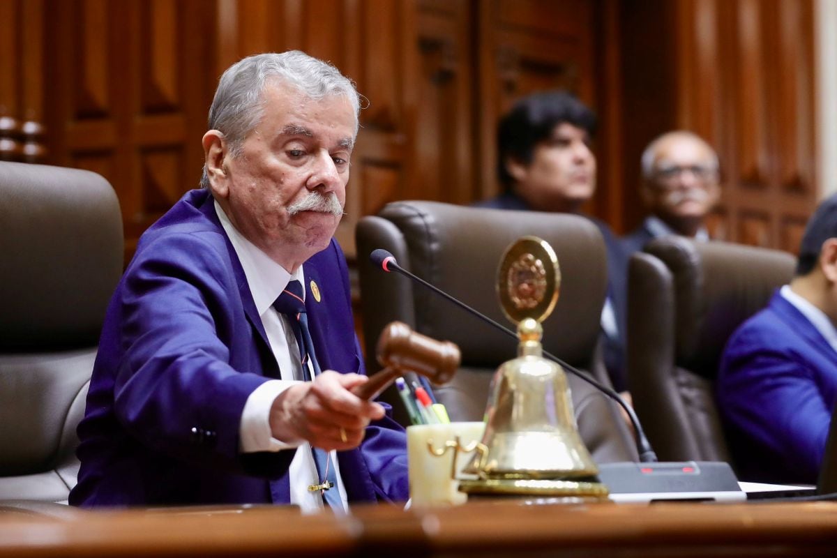 El presidente del Congreso advirtió que el Parlamento podría tomar una medida “muy drástica” si el Ejecutivo otorga una gracia presidencial al exmandatario.Foto: Congreso.