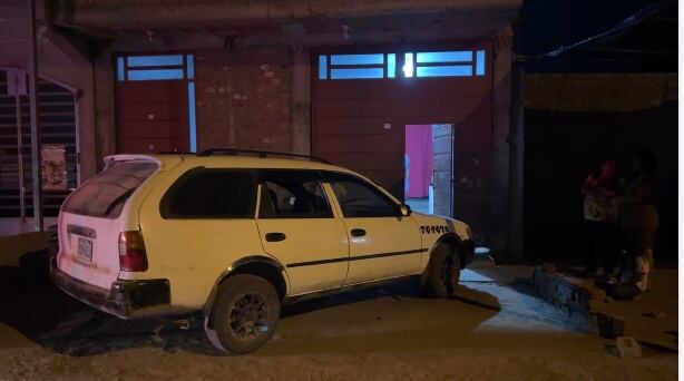 Según se supo, la familia se encontraba cenando cuando los maleantes encendieron el aparato explosivo y lo colocaron en la puerta del inmueble. No se descarta un caso de extorsión. Foto: Radio Ke Buena TV y Redes.