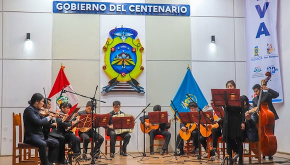 En una breve ceremonia, por primera vez, se entonó con gran emoción las notas del Himno a Juliaca en el idioma quechua, en la voz de Ruth Condori Flores junto a la Escuela Superior de Formación Artística Pública de Juliaca.