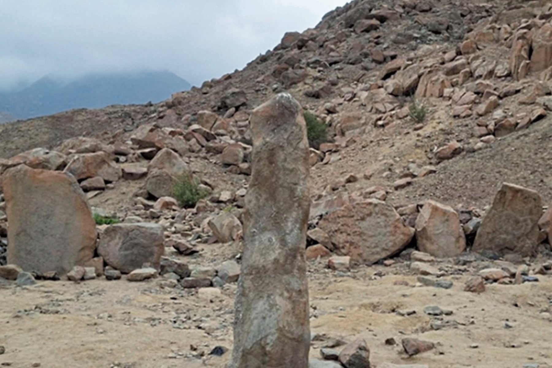 Director de sitio arqueológico denunció que desconocidos embarraron cera de vela en dos monumentos megalíticos.