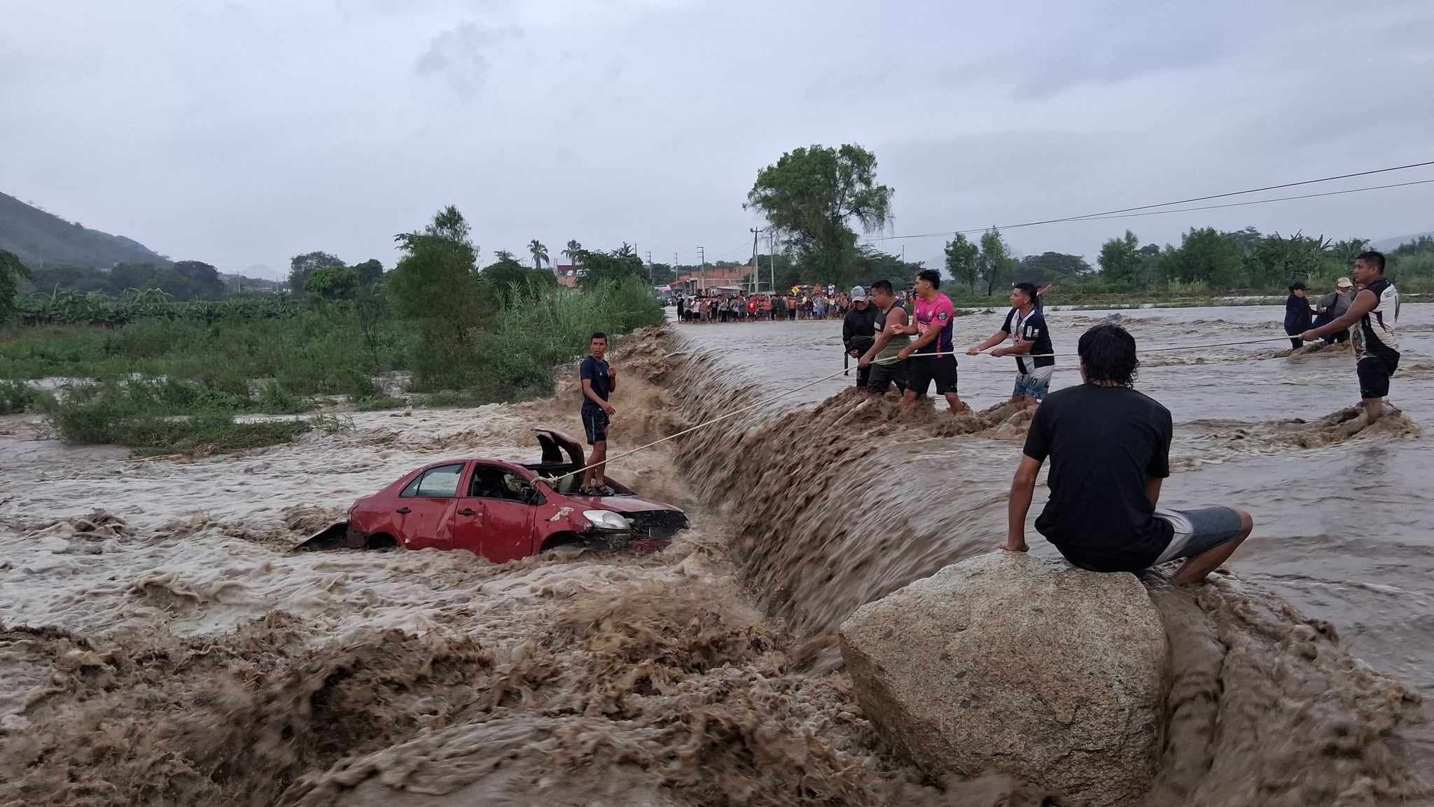 Un vehículo fue arrastrado en el badén Juana Ríos.