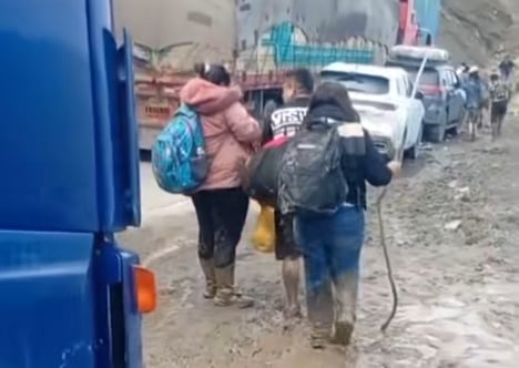 Pasajros camninan por varias horas para llegar a los distritos de Atico y Ocoña