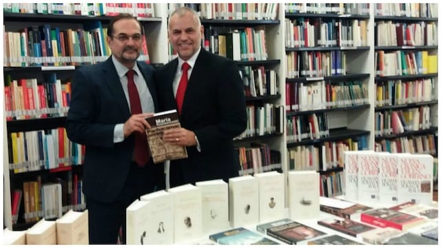 Perú dona libros al Instituto Cervantes en Río de Janeiro