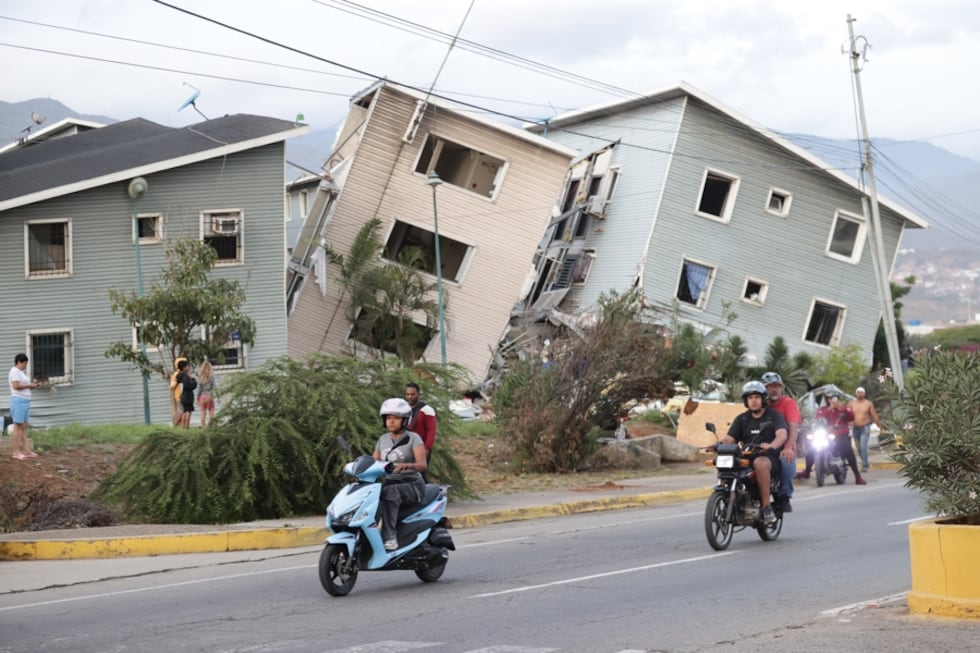 Vista de varios edificios dañados por los terremotos en la localidad de Catia La Mar, en el estado costero de La Guaira (Venezuela) este jueves. EFE/ Ronald Pena R.