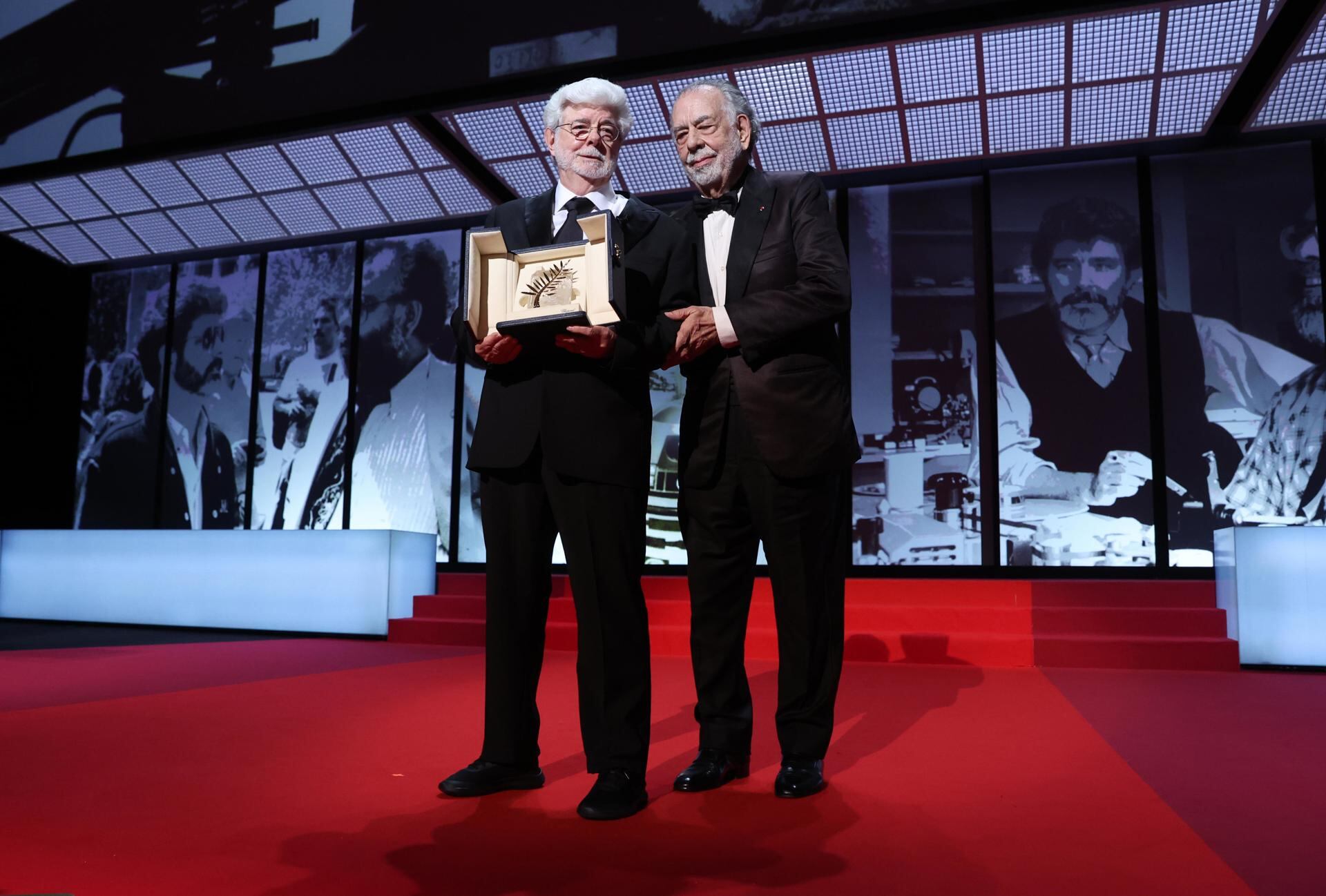 “Es un honor recibir este premio de Francis”, dijo Lucas en el escenario, tras la aparición sorpresa de Coppola para entregarle la Palma honorífica. EFE/EPA/ANDRE PAIN