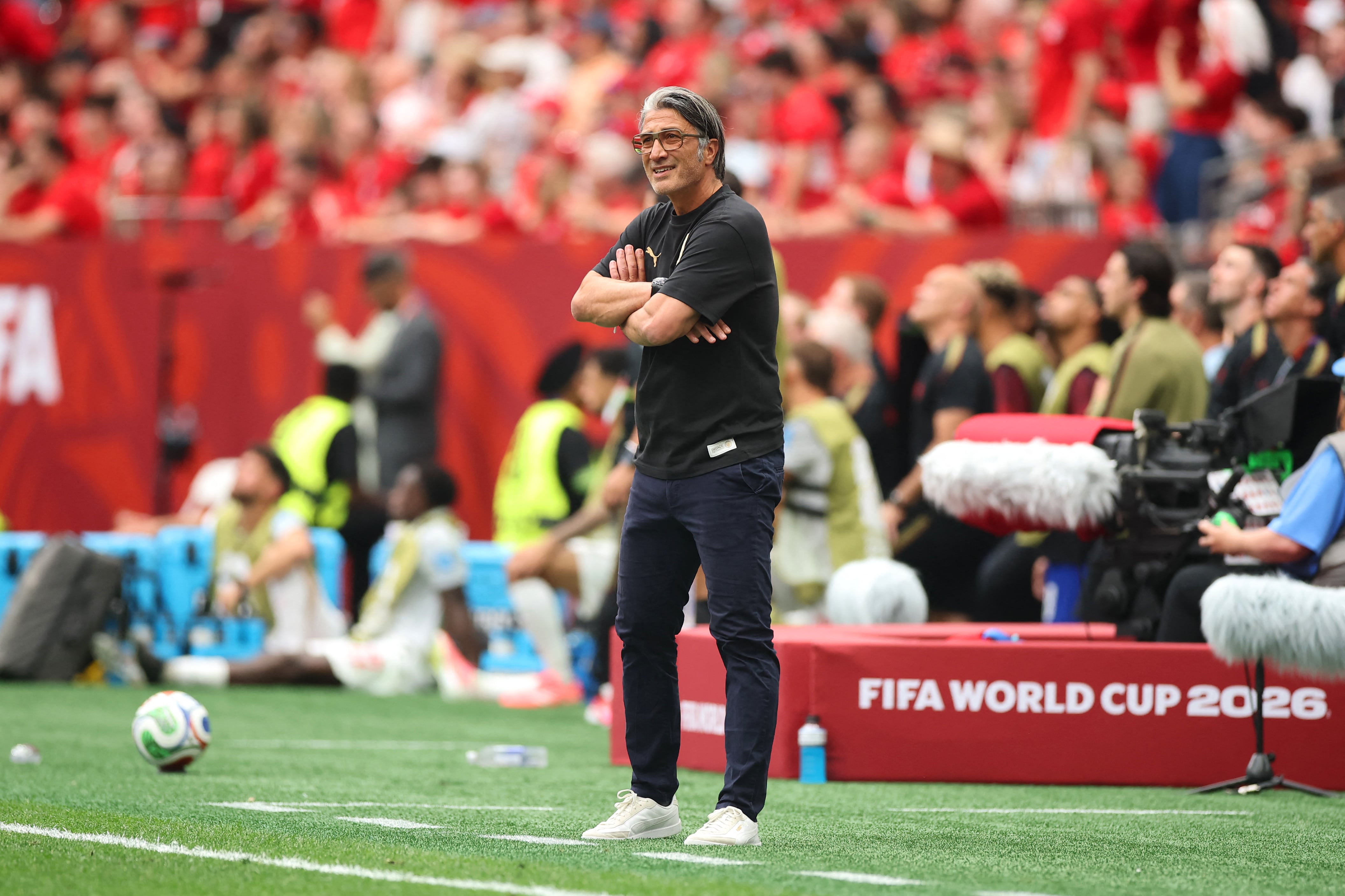 VANCOUVER, BRITISH COLUMBIA - JUNE 24: Murat Yakin, Head Coach of Switzerland, looks on during the FIFA World Cup 2026 Group B match between Switzerland and Canada at BC Place Vancouver on June 24, 2026 in Vancouver, British Columbia. Fran Santiago/Getty Images/AFP (Photo by ALEX GRIMM / GETTY IMAGES NORTH AMERICA / Getty Images via AFP)