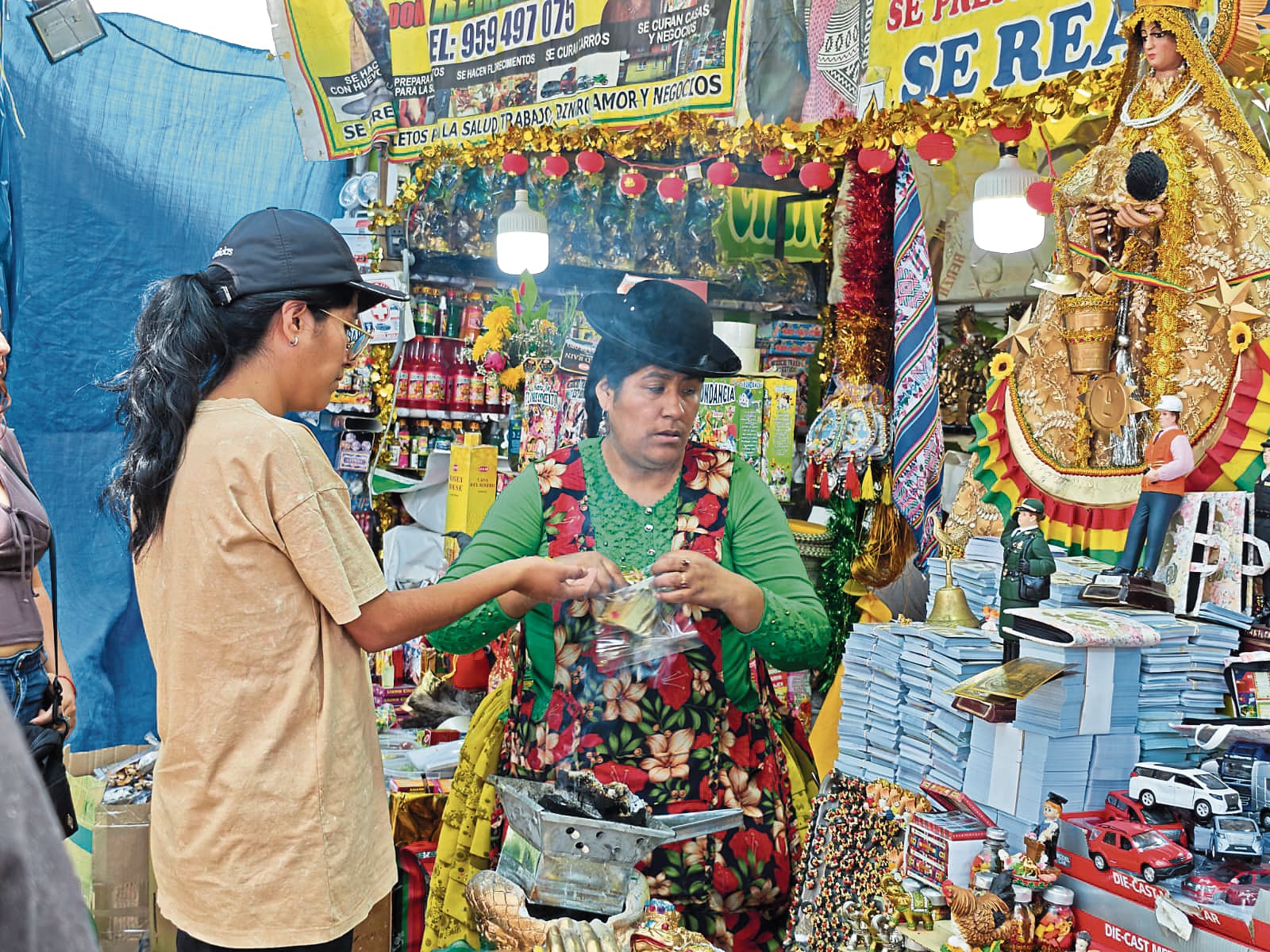La gente arequipeña ya pide la buena suerte para el nuevo año. Foto: Fanny Arotaipe