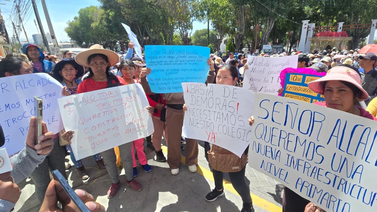 Padres protestan por construcción de colegio en Cerro Colorado. (Foto: Yunsu Pariapaza/@photo.gec)