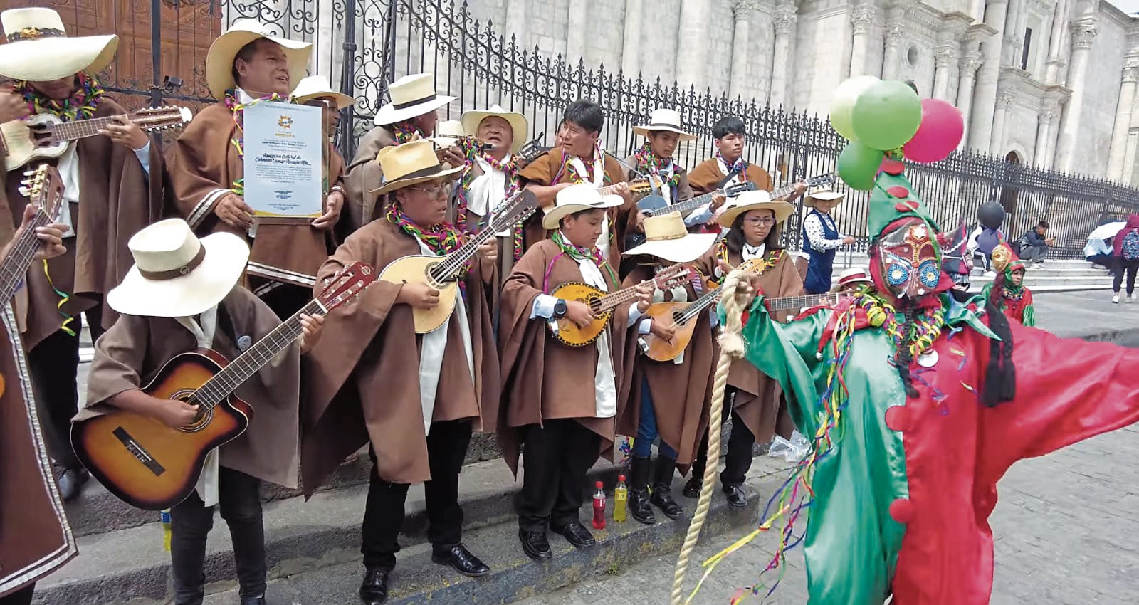 La música con diferentes rimas y la presencia de mojigangos. Foto: GEC.