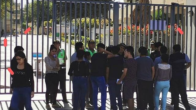 ​UNSA: postulante queda atrapada en rejas al intentar ingresar para examen