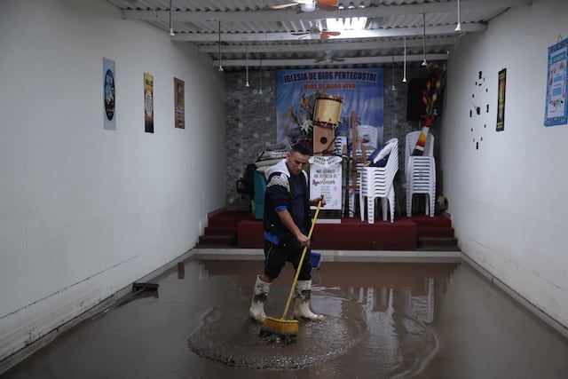 Keiko Fujimori inspecciona zonas afectadas por lluvias en Villa María del Triunfo