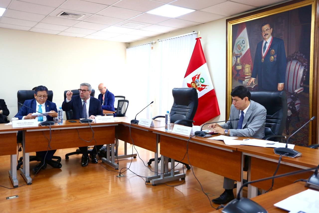 La Comisión de Presupuesto y Cuenta General de la República, presidida en esta oportunidad por el congresista Eduardo Castillo, recibe al jefe de la ONPE, Piero Corvetto, quien sustenta el presupuesto asignado a su sector para el año fiscal 2026. Foto: Congreso de la República.