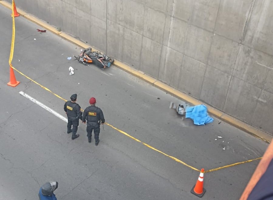 Dos muertos en Arequipa por choque de moto y camión volquete en la Av. Venezuela (Foto: Álvaro Figueroa/@photo.gec)
