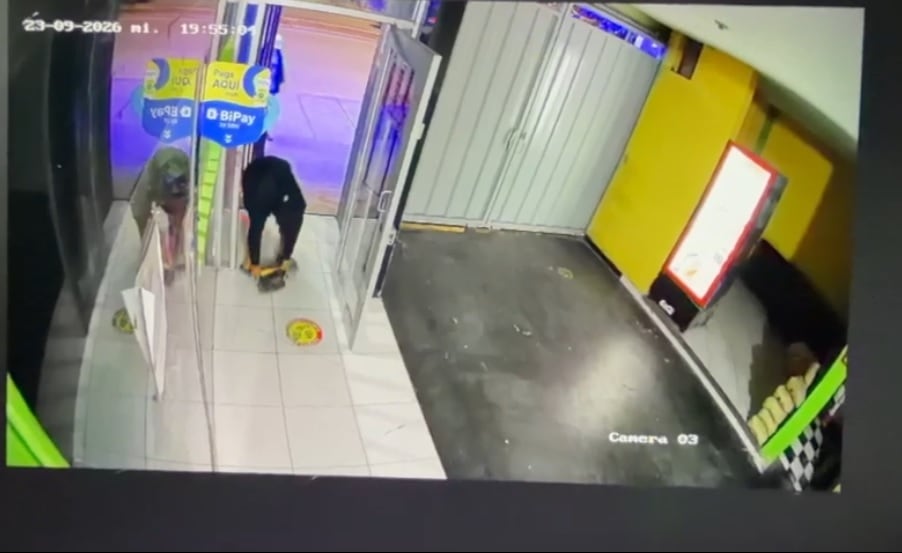 Cámaras de seguridad captaron el momento en que dos jóvenes llegan hasta hospedaje.