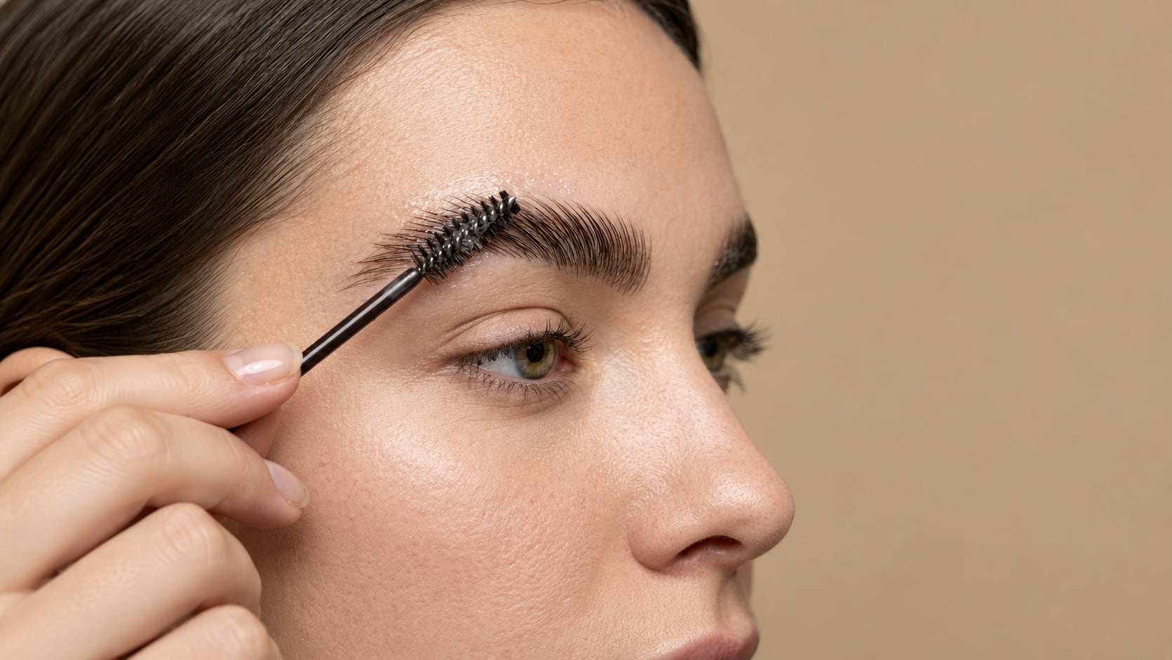 La grasa de la piel, el sudor y el contacto frecuente con el rostro pueden afectar la duración del maquillaje de cejas. Conoce cinco recomendaciones para mejorar su fijación y reducir la necesidad de retoques.