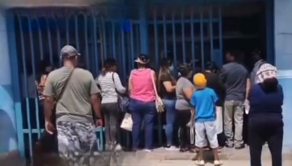 Las colas recorrían desde la Av. Jorge Chávez hasta la calle Hipólito Unánue. Casi 6 horas espera-ron los pacientes para adquirir citas.