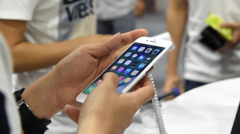 Los ciberdelincuentes utilizan redes sociales y WhatsApp para distribuir aplicaciones fraudulentas que permiten acceder a mensajes, pantallas y aplicaciones bancarias de las víctimas.