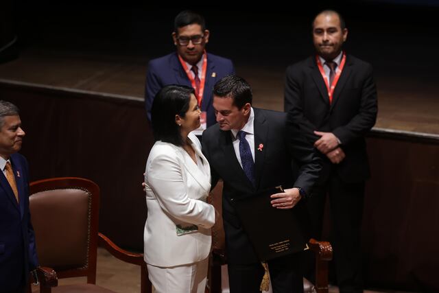 Keiko Fujimori recibió sus credenciales del JNE