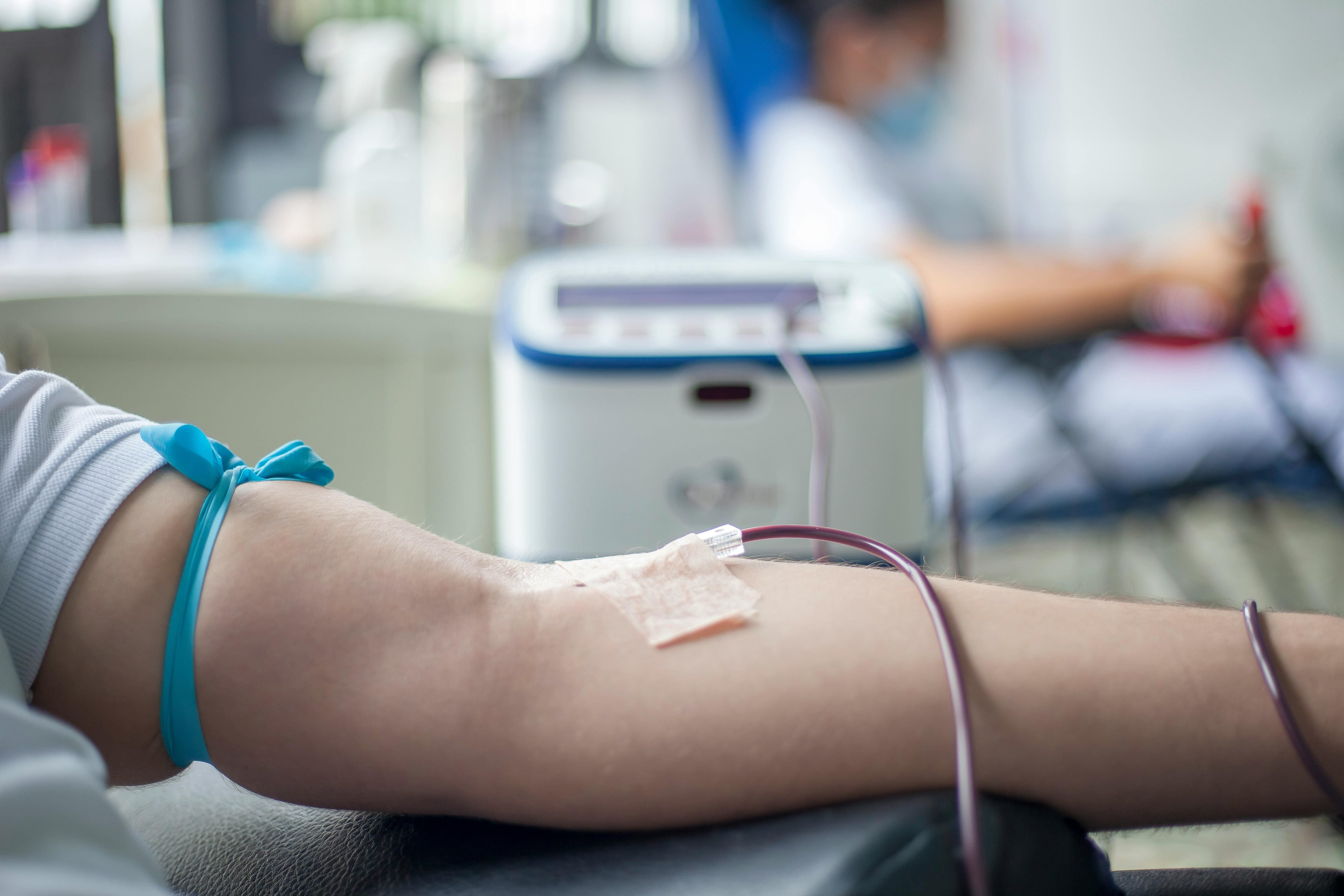 Especialistas advierten que la baja donación voluntaria limita la disponibilidad de sangre para cirugías y tratamientos médicos.