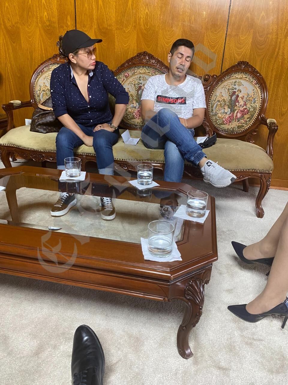 Patricia Benavides aparece en la fotografía donde figuran la empresaria Mirtha Gonzáles Yep y el capitán PNP Jorge Rodríguez Menacho.