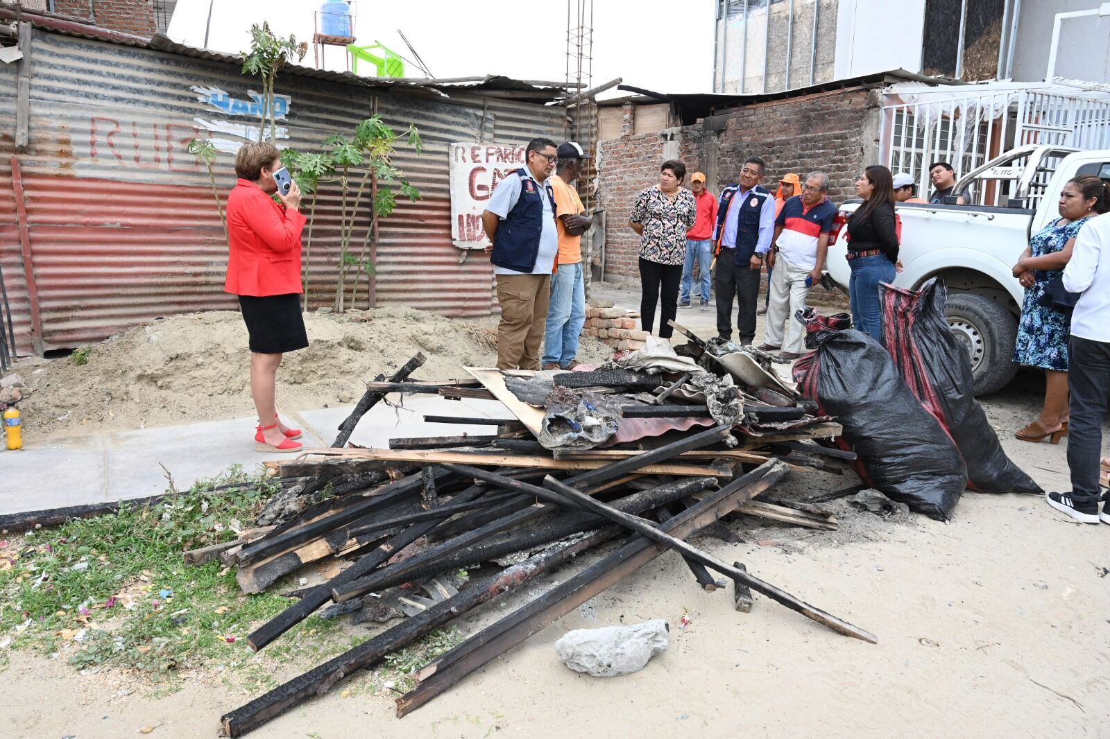 Entregan ayuda humanitaria a afectado por incendio en Piura