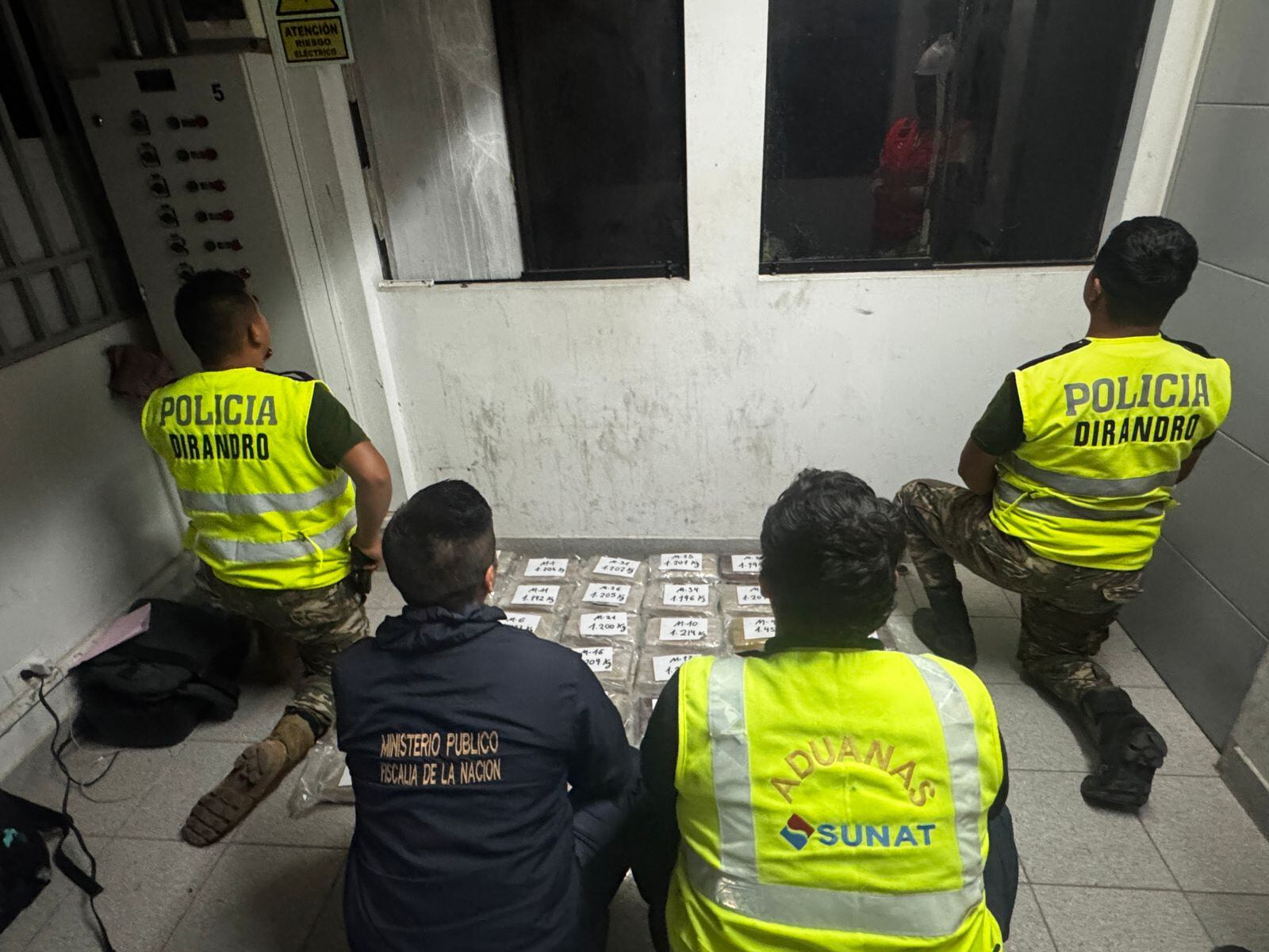 Hallan droga en contenedor