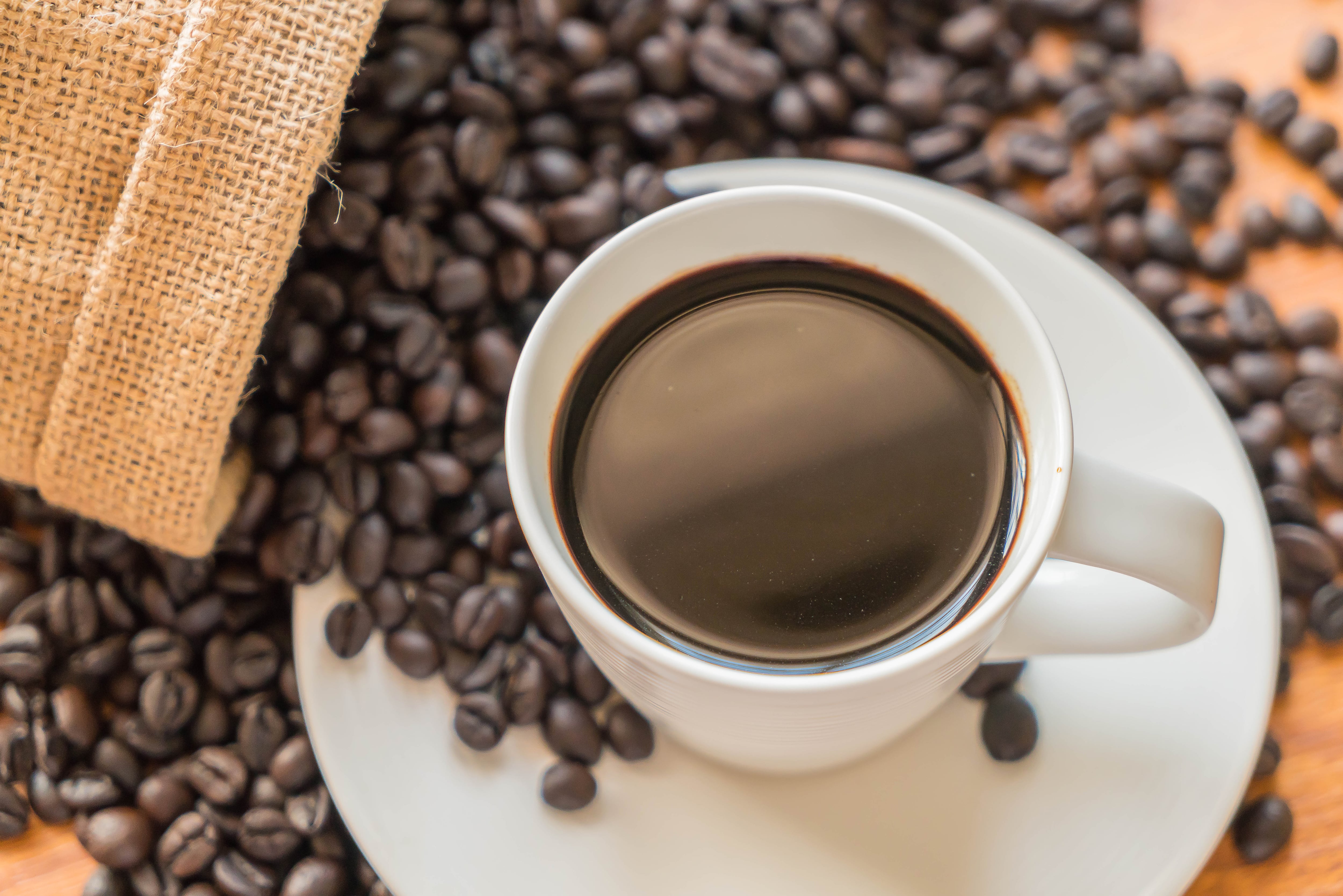 Elegir un buen grano es solo el inicio. La frescura, la molienda, el método de preparación y la cantidad de agua también influyen en el aroma, sabor e intensidad del café.