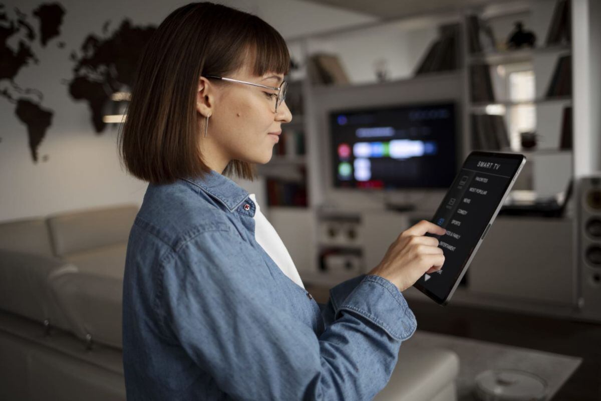 La automatización inteligente permite reducir hasta un 20 % del consumo eléctrico mensual. Conoce qué dispositivos usar y cómo aprovechar la tecnología para optimizar tus gastos en casa.