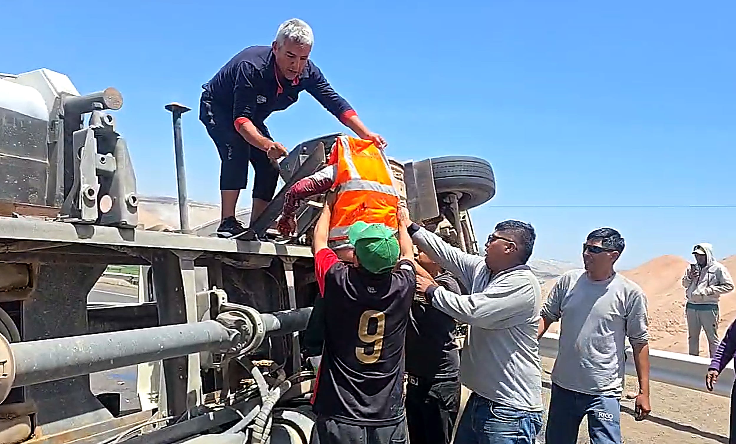 Arequipa: conductor queda herido tras volcar camión en la Panamericana Sur