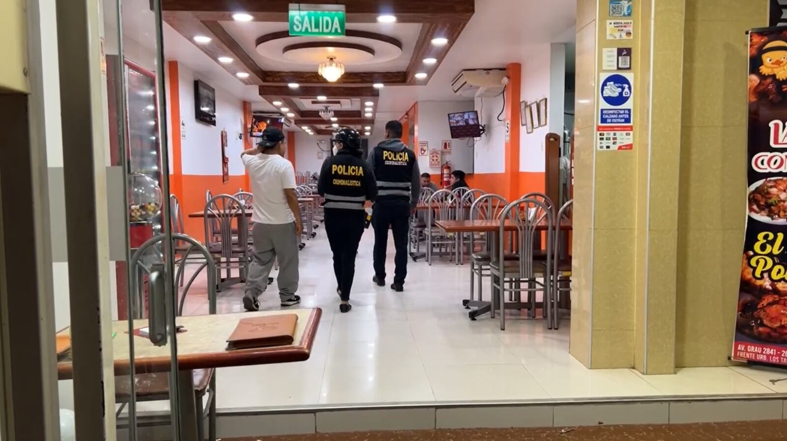 Delincuentes incursionan en local y roban celulares y dinero a comensales. Tras una persecución, la Policía captura a un asaltante con las pertenencias