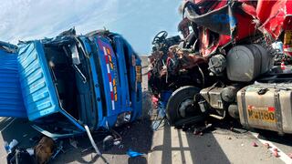 Piura: Tres personas están graves tras chocar un tráiler con un camión en la Panamericana