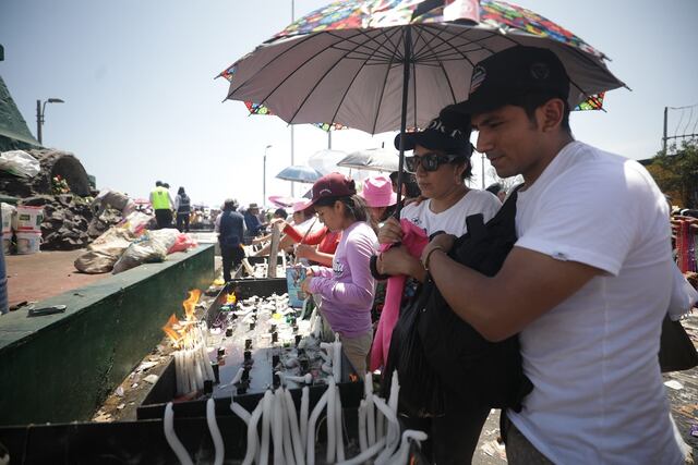 Feligreses oran por armonía en sus familias y salud. (Foto: Britanie Arroyo/ @photo.gec)