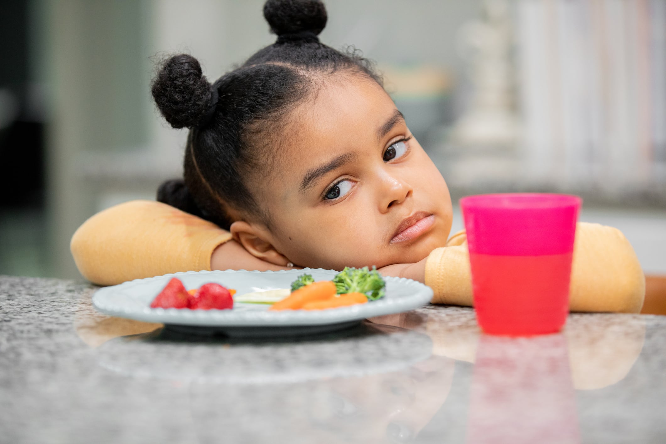 La anemia no puede diagnosticarse solo por los síntomas. La medición de hemoglobina y la evaluación profesional permiten confirmar el problema y determinar su causa y tratamiento.