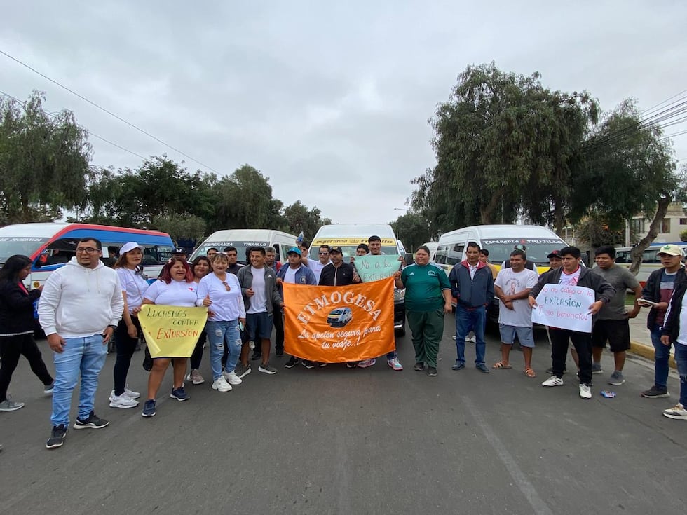 Transportistas realizan una movilización pacífica.
