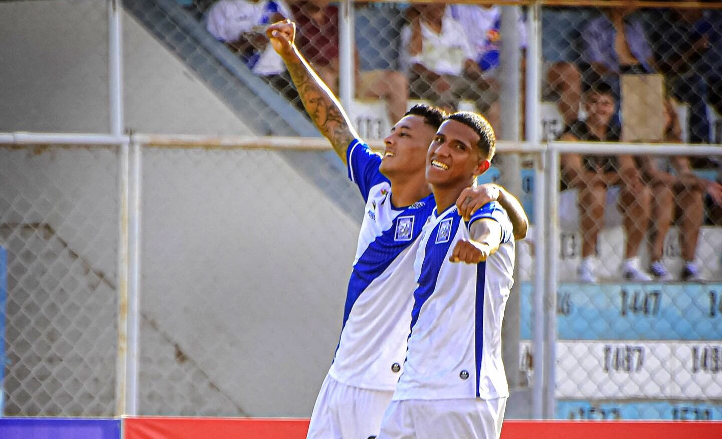 Los Churres tuvieron 10 jugadores la mayor parte del encuentro.