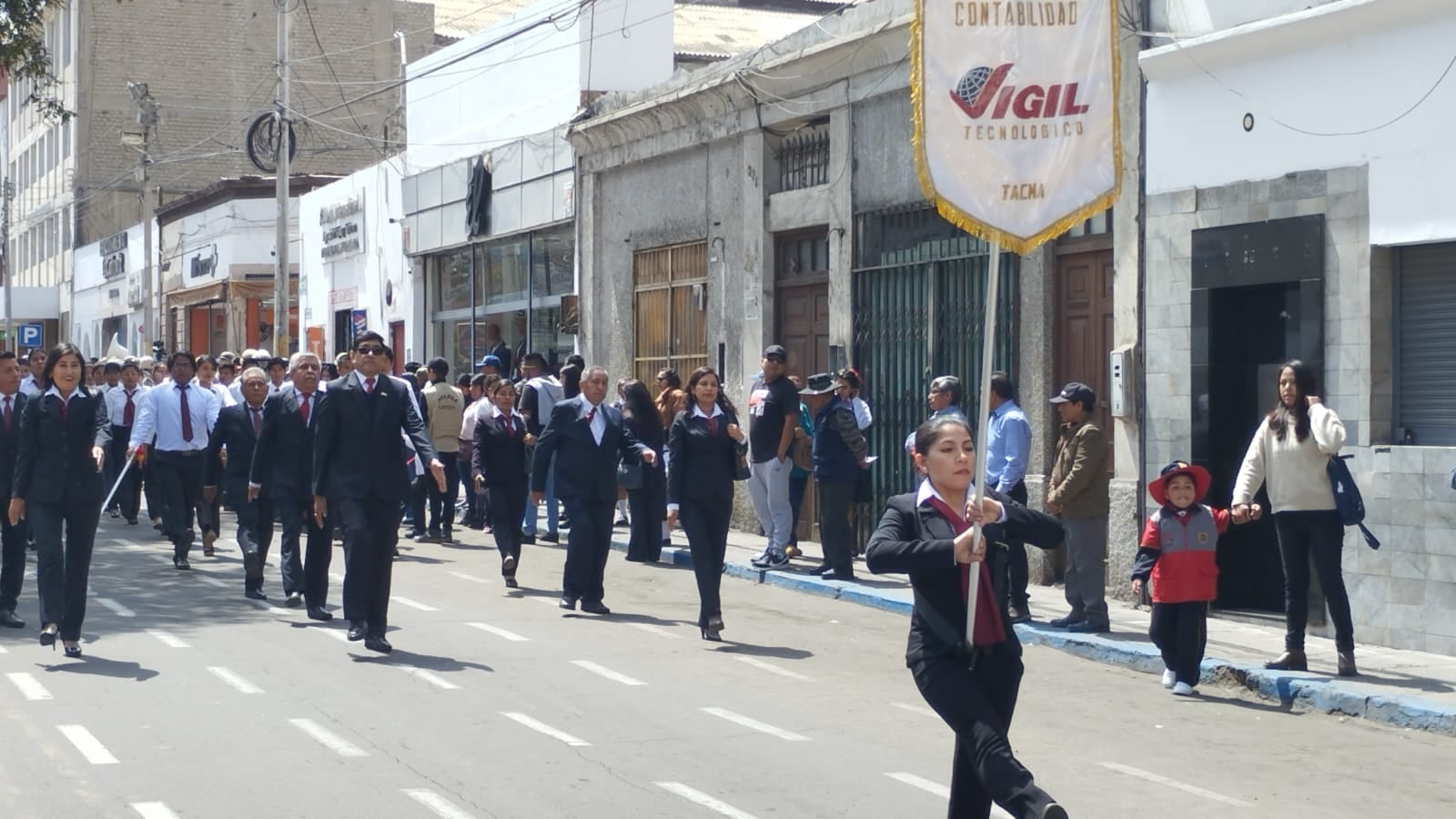 Miembros del Instituto Vigil desfilaron al recordarse el 13 de setiembre 54 años de creación. (Foto: GEC)